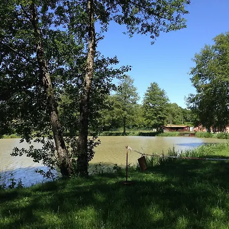 مكان تخييم Domaine De Mepillat 3*